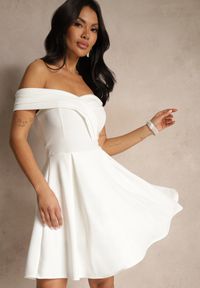 Renee - Biała Rozkloszowana Sukienka z Dekoltem w Łódkę Cerania. Okazja: na imprezę. Kolor: biały. Styl: elegancki