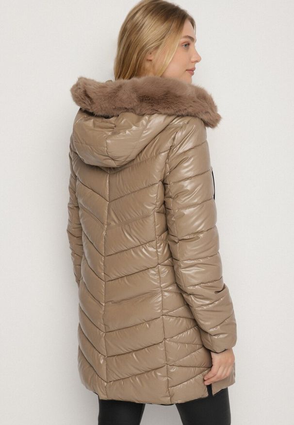 Born2be - Brązowa Pikowana Kurtka z Kapturem z Futerkiem Zorria. Typ kołnierza: kaptur. Kolekcja: plus size. Kolor: brązowy. Materiał: futro. Wzór: aplikacja