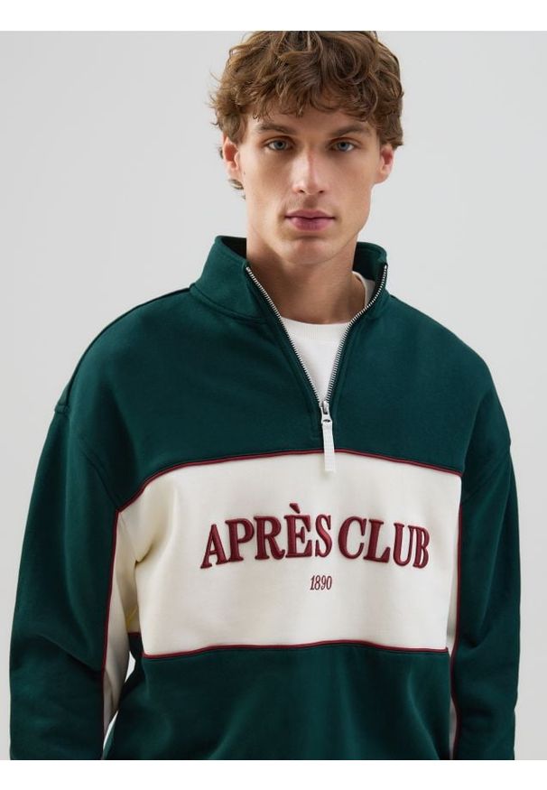 Reserved - Bawełniana bluza ze stójką - ciemnozielony. Typ kołnierza: kołnierzyk stójkowy. Kolor: zielony. Materiał: bawełna