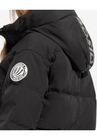 BOSIDENG - Czarna pikowana kurtka z logowanym kapturem. Kolor: czarny. Wzór: aplikacja. Styl: klasyczny