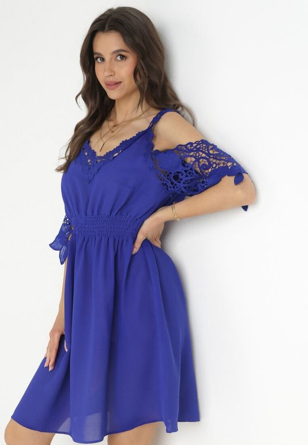 Born2be - Granatowa Sukienka Mini Hiszpanka na Ramiączkach z Koronkowymi Rękawami i Gumką w Pasie Giovati. Okazja: na co dzień. Typ kołnierza: dekolt hiszpanka. Kolor: niebieski. Materiał: koronka. Długość rękawa: na ramiączkach. Styl: casual. Długość: mini