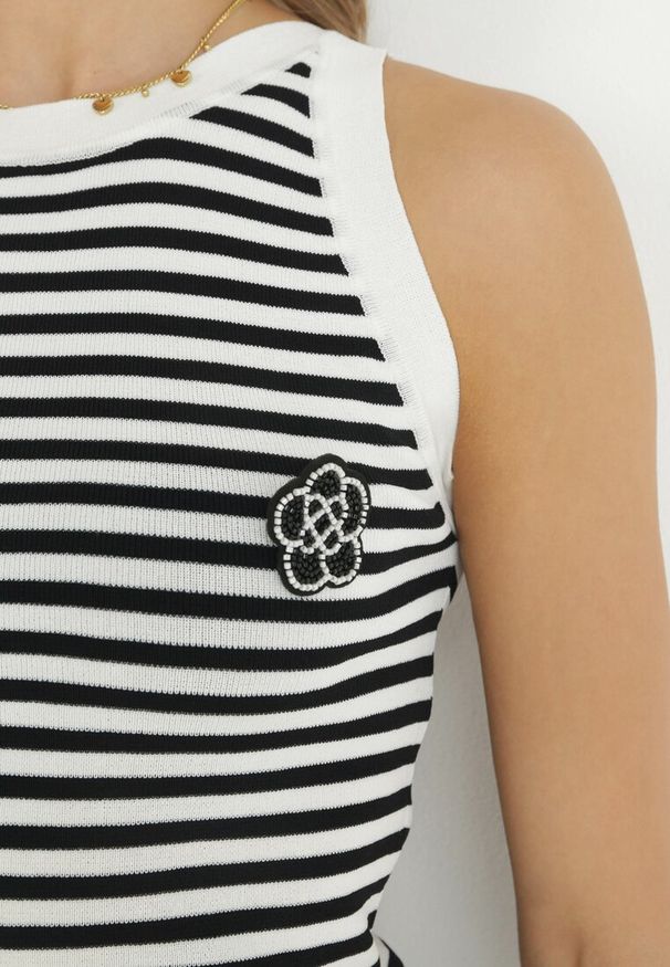 Born2be - Biało-Czarny Top w Paski z Broszką Duzette. Kolor: biały. Materiał: tkanina, wiskoza. Długość rękawa: bez rękawów. Wzór: paski. Styl: elegancki