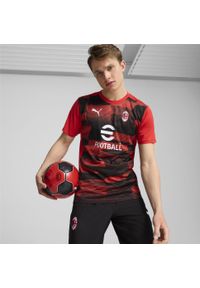 Puma - Męska koszulka przedmeczowa z krótkim rękawem AC Milan PUMA. Kolor: czerwony, wielokolorowy, czarny. Długość rękawa: krótki rękaw. Długość: krótkie. Sport: piłka nożna