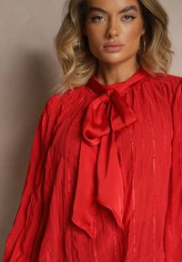 Renee - Czerwona Tłoczona Bluzka o Koszulowym Kroju z Ozdobnym Wiązaniem Sepalea. Okazja: na co dzień. Kolor: czerwony. Materiał: jeans. Długość rękawa: długi rękaw. Długość: długie. Styl: elegancki, casual #4