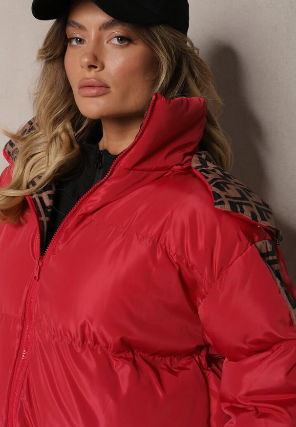 Renee - Czerwona Casualowa Kurtka Dwustronna Typu Puffer ze Ściągaczami i Kapturem Erisalanne. Okazja: na co dzień. Kolor: czerwony. Materiał: jeans. Styl: casual