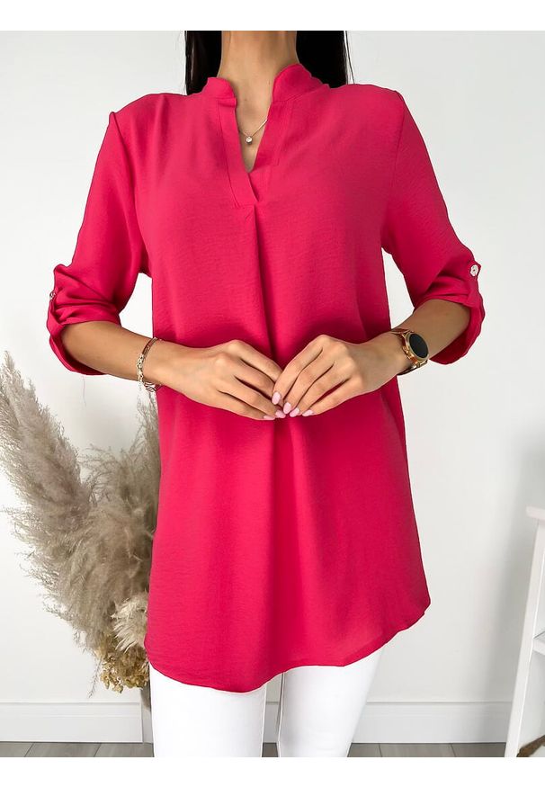 ModnaKiecka.pl - Różowa Tunika 9556-206-E. Okazja: na co dzień. Typ kołnierza: dekolt w kształcie V. Kolor: różowy. Długość: krótkie. Wzór: jednolity. Materiał: elastan, poliester. Długość rękawa: krótki rękaw. Sezon: lato, wiosna. Styl: wizytowy, casual, klasyczny