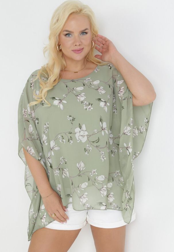 Born2be - Zielona Bluzka w Kwiaty z Ozdobnym Rękawem Typu Nietoperz Lellia. Kolor: zielony. Wzór: kwiaty. Styl: elegancki