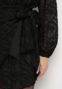 Born2be - Czarna Kopertowa Sukienka z Tkaniny Plumeti Zenorava. Typ kołnierza: dekolt w kształcie V. Kolor: czarny. Materiał: tkanina. Długość rękawa: długi rękaw. Wzór: aplikacja. Typ sukienki: kopertowe. Styl: elegancki, klasyczny #3