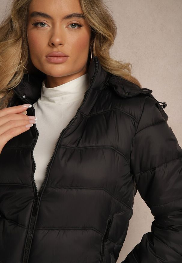 Renee - Czarna Kurtka z Odpinanym Kapturem Ozdobiona Pikowaniem Jolvesa. Okazja: na spacer, na co dzień. Kolor: czarny. Materiał: jeans. Wzór: aplikacja. Styl: elegancki, casual