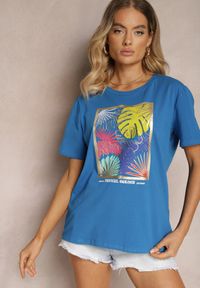 Renee - Niebieski Casualowy T-shirt z Bawełny Ozdobiony Tropikalnym Motywem Adrinea. Okazja: na co dzień. Kolor: niebieski. Materiał: bawełna. Wzór: aplikacja. Styl: casual