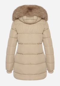 Born2be - Ciemnobeżowa Pikowana Kurtka z Kapturem z Futerkiem Nenadria. Okazja: na co dzień, do pracy, na spotkanie biznesowe. Typ kołnierza: kaptur. Kolor: beżowy. Materiał: futro. Wzór: aplikacja. Styl: biznesowy, casual #6