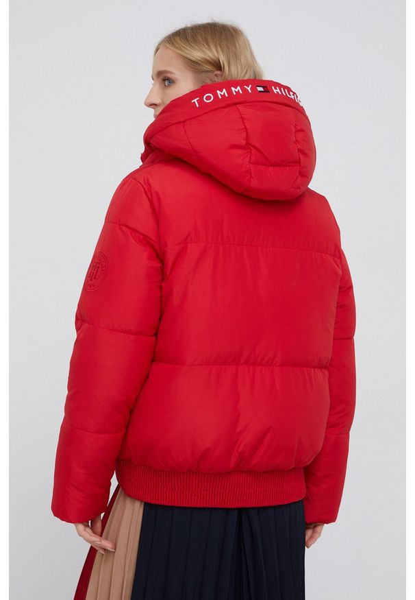 TOMMY HILFIGER - Tommy Hilfiger Kurtka damska kolor czerwony zimowa. Okazja: na co dzień. Kolor: czerwony. Materiał: włókno. Sezon: zima. Styl: casual
