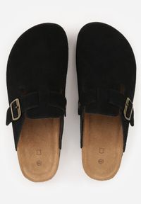 Born2be - Czarne Zamszowe Klapki w Stylu Chodaków Ozdobione Klamrą Irinania. Okazja: na co dzień. Kolor: czarny. Materiał: zamsz. Wzór: aplikacja. Styl: casual #4