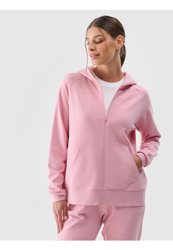4f - 4F Bluza dresowa rozpinana z kapturem damska - różowa L. Okazja: na co dzień. Typ kołnierza: kaptur. Kolor: różowy. Materiał: dresówka. Długość rękawa: raglanowy rękaw. Wzór: ze splotem, gładki. Styl: sportowy, casual