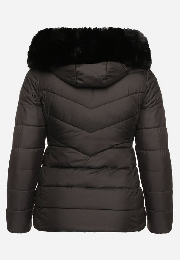 Born2be - Czarna Pikowana Kurtka z Odpinanym Kapturem z Futerkiem Savessia. Okazja: na spacer. Kolekcja: plus size. Kolor: czarny. Materiał: futro. Wzór: aplikacja. Styl: elegancki