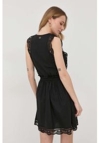 TwinSet - Twinset sukienka kolor czarny mini rozkloszowana. Kolor: czarny. Materiał: koronka, tkanina. Długość: mini