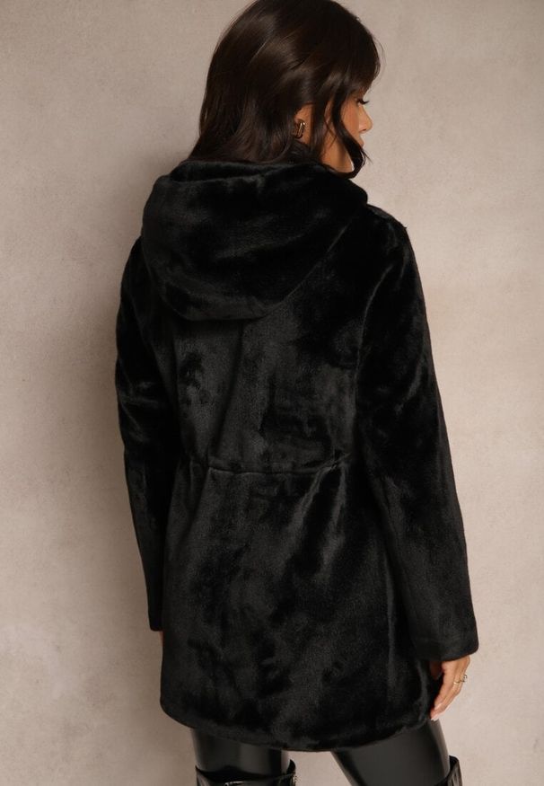 Renee - Czarna Futrzana Kurtka Parka z Kapturem Evelinne. Okazja: na co dzień. Typ kołnierza: kaptur. Kolor: czarny. Materiał: futro. Wzór: moro. Styl: klasyczny, casual, militarny, elegancki