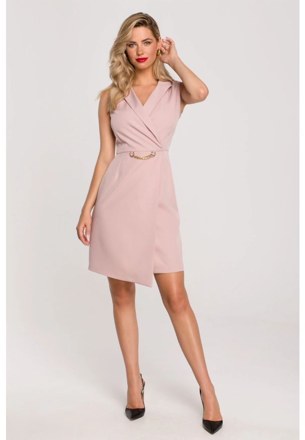 Sukienki.shop - Sukienka żakietowa ołówkowa kopertowa mini bez rękawów róż. Kolor: różowy. Długość rękawa: bez rękawów. Typ sukienki: kopertowe, ołówkowe. Styl: elegancki, klasyczny, wizytowy. Długość: mini