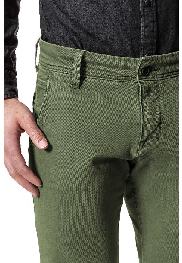 Mustang - MUSTANG SPODNIE MĘSKIE 5P CHINO DUSKY GREEN 1006701 6287. Wzór: aplikacja