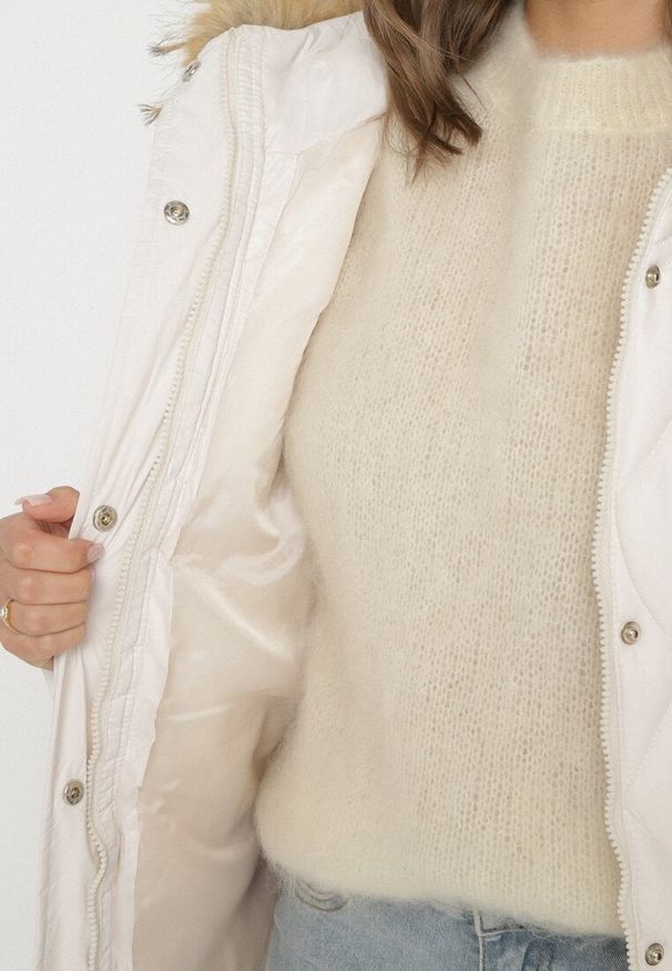 Born2be - Biała Pikowana Kurtka z Kapturem z Futerkiem Oliresa. Okazja: na co dzień. Typ kołnierza: kaptur. Kolor: biały. Materiał: futro. Styl: casual, sportowy