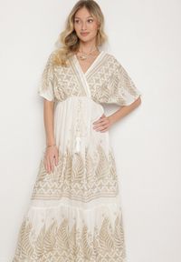 Born2be - Biała Kopertowa Sukienka z Wiskozy Ozdobiona Frędzlami Redare. Okazja: na co dzień. Typ kołnierza: dekolt w serek. Kolor: biały. Materiał: wiskoza. Wzór: aplikacja. Typ sukienki: kopertowe. Styl: casual, klasyczny, boho #6