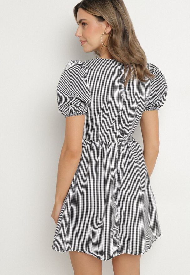 Born2be - Czarna Rozkloszowana Sukienka w Kratkę Vichy w Stylu Retro z Wiązaniem Telionea. Okazja: na co dzień. Kolor: czarny. Wzór: kratka. Typ sukienki: rozkloszowane. Styl: retro