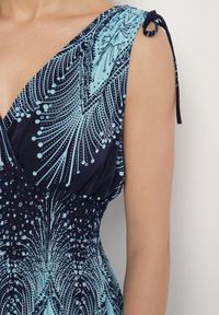 Born2be - Niebieska Sukienka Rozkloszowana ze Ściągaczami przy Ramionach w Abstrakcyjny Wzór Filinea. Okazja: na co dzień, na imprezę. Typ kołnierza: dekolt w kształcie V. Kolor: niebieski. Materiał: jeans. Typ sukienki: rozkloszowane, proste. Styl: klasyczny, casual, elegancki #4