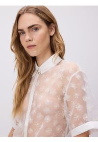 Reserved - Transparentna koszula z aplikacjami - biały. Kolor: biały. Materiał: tkanina. Wzór: aplikacja #1