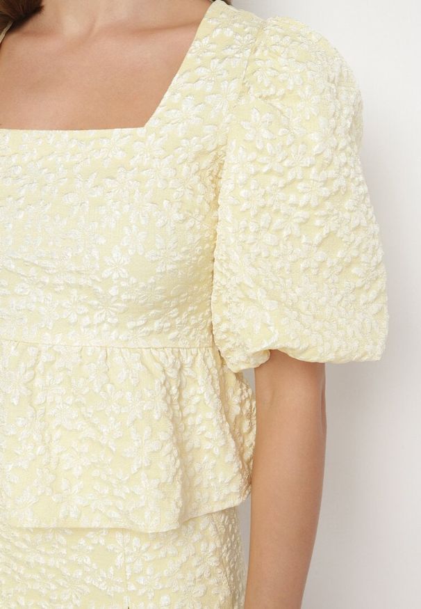 Born2be - Żółta Bluzka w Kwiatowy Wzór z Bufiastymi Rękawami i Baskinką Gonora. Okazja: na co dzień. Kolor: żółty. Materiał: jeans. Wzór: kwiaty. Styl: elegancki, casual