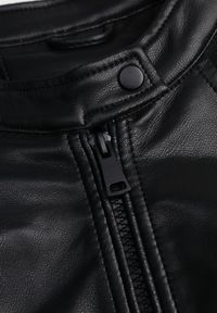 Renee - Czarna Taliowana Kurtka Ramoneska Y2K ze Stójką Fezilae. Okazja: na co dzień. Typ kołnierza: kołnierzyk stójkowy. Kolor: czarny. Materiał: poliester, skóra. Sezon: lato. Styl: casual, elegancki #8