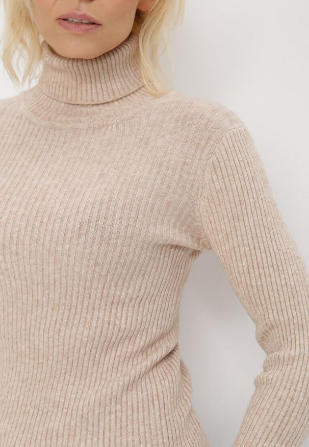 Born2be - Beżowy Golf Oranya. Typ kołnierza: golf. Kolor: beżowy. Materiał: prążkowany, dzianina. Długość rękawa: długi rękaw. Długość: długie