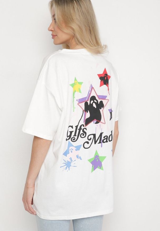 Born2be - Biały T-shirt z Bawełną Ozdobiony Gwiazdami Karretia. Okazja: na co dzień. Kolor: biały. Materiał: bawełna. Wzór: aplikacja. Styl: casual, elegancki