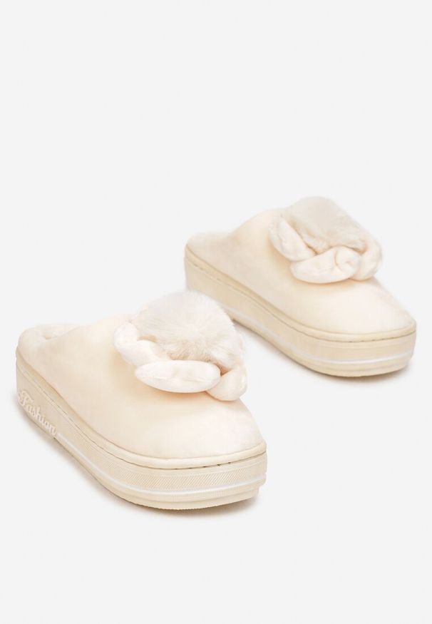 Renee - Beżowe Kapcie na Platformie z Pomponem Toro. Okazja: do domu, na co dzień. Kolor: beżowy. Materiał: futro. Obcas: na platformie. Styl: casual