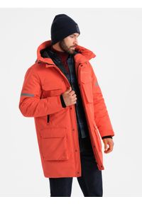 Ombre Clothing - Długa ocieplana kurtka męska z odblaskowymi elementami – pomarańczowa V1 - Rozmiar: XXL. Typ kołnierza: kołnierzyk stójkowy, kaptur. Kolor: pomarańczowy. Materiał: guma, syntetyk, poliester, materiał. Długość: długie. Wzór: aplikacja, nadruk