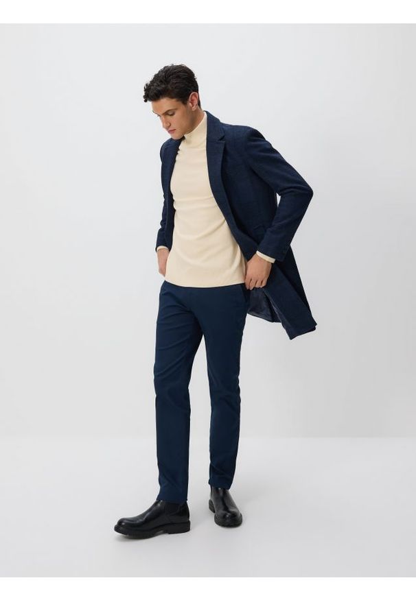 Reserved - Bawełniane spodnie chino slim - granatowy. Kolor: niebieski. Materiał: bawełna