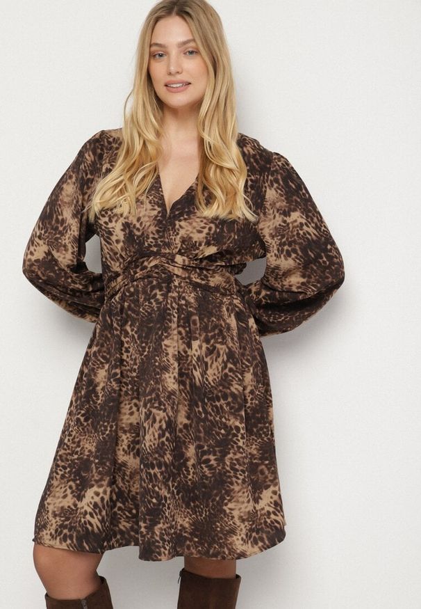 Born2be - Brązowa Sukienka o Rozkloszowanym Kroju z Bufiastymi Rękawami Salanela. Okazja: na imprezę, na co dzień. Typ kołnierza: dekolt w serek. Kolekcja: plus size. Kolor: brązowy. Sezon: lato. Typ sukienki: dla puszystych. Styl: casual, elegancki