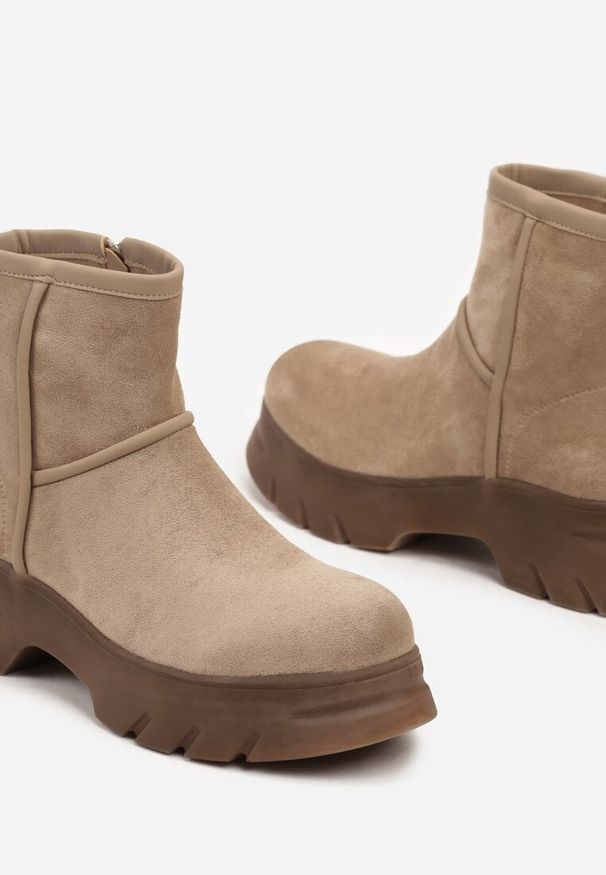 Born2be - Ciemnobeżowe Botki z Imitacji Zamszu na Tłoczonej Podeszwie Zinqua. Zapięcie: zamek. Kolor: beżowy. Materiał: zamsz. Obcas: na obcasie. Styl: elegancki. Wysokość obcasa: średni