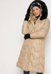 Born2be - Beżowa Pikowana Kurtka o Długim Kroju z Kapturem Kieszeniami i Odpinanym Futerkiem Liliraeth. Okazja: na co dzień, na spacer. Typ kołnierza: kaptur. Kolor: beżowy. Materiał: futro. Długość rękawa: długi rękaw. Długość: długie. Wzór: aplikacja. Styl: casual, elegancki #1