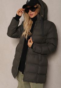 Renee - Ciemnozielona Kurtka Pikowana o Długim Kroju z Kapturem i Suwakiem Dwukierunkowym Naomira. Okazja: na co dzień. Typ kołnierza: kaptur. Kolor: zielony. Materiał: dzianina, jeans. Długość: długie. Sezon: zima. Styl: casual, elegancki #1