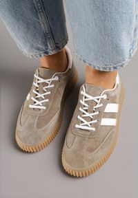 Renee - Ciemnobeżowe Sneakersy Tenisówki z Wkładką ze Skóry Naturalnej Ozdobione Tłoczeniem Meluella. Okazja: na co dzień, na spacer. Kolor: beżowy. Materiał: skóra. Szerokość cholewki: normalna. Wzór: aplikacja. Sport: turystyka piesza #6