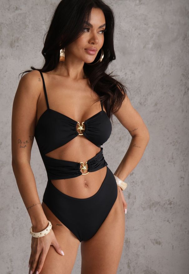 Renee - Czarny Jednoczęściowy Strój Kąpielowy Na Cienkich Ramiączkach ze Złotymi Ozdobami i Wycięciami Nonanoe. Kolekcja: plus size. Kolor: czarny. Materiał: jeans. Wzór: aplikacja