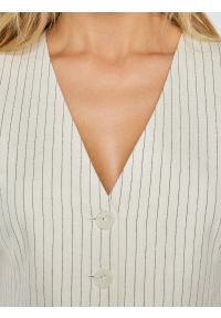 Big-Star - Kamizelka damska garniturowa lniana w prążek kremowa Kinniav 102. Okazja: na co dzień, do pracy, na spotkanie biznesowe. Kolor: kremowy. Materiał: len. Wzór: prążki. Styl: casual, biznesowy, elegancki #4