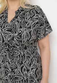 Born2be - Czarno-Biała Sukienka Rozkloszowana ze Sznurkiem w Talii w Drobny Print Ikattia. Okazja: na co dzień, na imprezę. Typ kołnierza: dekolt w kształcie V. Kolor: czarny. Materiał: tkanina, materiał. Długość rękawa: krótki rękaw. Wzór: nadruk. Sezon: lato. Styl: casual, elegancki, klasyczny #3