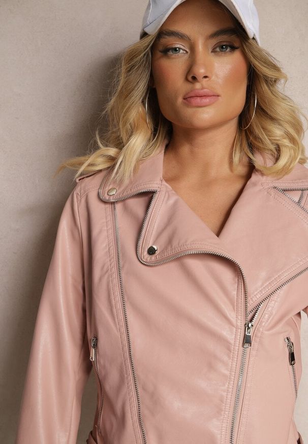 Renee - Różowa Kurtka o Kroju Ramoneski z Paskiem ze Sprzączką Evelvila. Okazja: na spacer. Kolor: różowy. Materiał: wiskoza, jeans, materiał. Styl: elegancki, wizytowy, rockowy