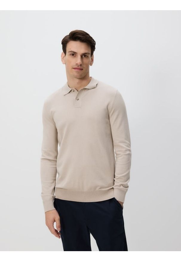 Reserved - Wiskozowy sweter polo - beżowy. Typ kołnierza: polo. Kolor: beżowy. Materiał: wiskoza