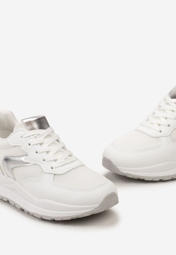Renee - Biało-Srebrne Sneakersy na Płaskiej Podeszwie ze Sznurowaniem i Materiałowymi Wstawkami Haretta. Kolor: biały. Materiał: materiał. Obcas: na płaskiej podeszwie