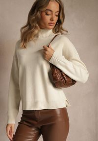 Renee - Jasnobeżowy Gładki Golf Casual Raliana. Okazja: na co dzień. Typ kołnierza: golf. Kolor: beżowy. Materiał: skóra, jeans. Długość rękawa: długi rękaw. Długość: długie. Wzór: gładki. Styl: casual #5