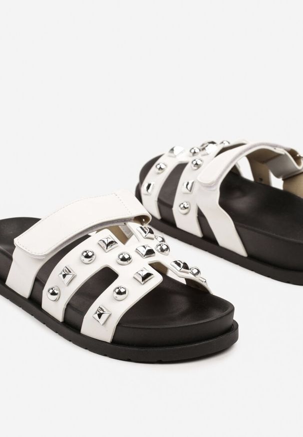 Born2be - Białe Klapki z Regulowanym Rzepem Zdobione Ćwiekami Isarila. Okazja: na co dzień. Nosek buta: otwarty. Kolor: biały. Materiał: jeans. Wzór: aplikacja. Obcas: na płaskiej podeszwie. Styl: casual, elegancki