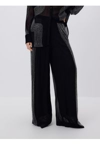 Reserved - Spodnie z wiskozy z aplikacją - czarny. Kolor: czarny. Materiał: wiskoza. Wzór: aplikacja #1