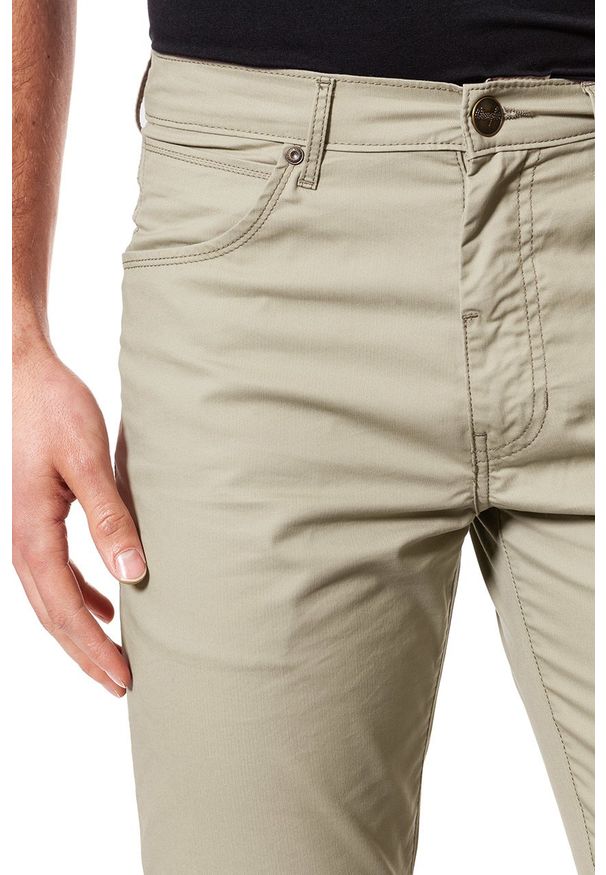 Wrangler - WRANGLER SPODNIE MĘSKIE ARIZONA CAMEL W12OAN175. Okazja: na co dzień. Materiał: bawełna, jeans. Długość: długie. Wzór: aplikacja, jednolity. Sezon: zima. Styl: casual, elegancki, klasyczny